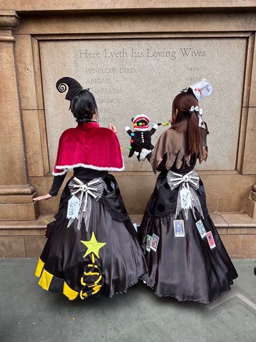 chechechebu's tweet photo. 5.6年前に作ったナイトメアな衣装をお直ししたー🪡🧵🎃
2着とも全身前も後ろも色々考えて頑張って作ったので思い入れが強い衣装✨
お褒めの言葉が作った甲斐があったと実感できたな…ありがとうございました😌
#dハロ仮装2024 https://t.co/rR94pWHWK4