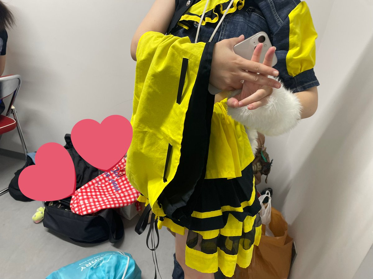 IdolKcua's tweet image. ◆おはようございます💃本日です✨
準備中のアイドルと
MAMIちゃんのファンサが💛💛👀
『♯colorcode 』  
【日程】 11/2 ㈯
【開演】 11:30
【場所】 C棟 6階 多目的ホール
 #京芸  #京芸IDOLGROUP