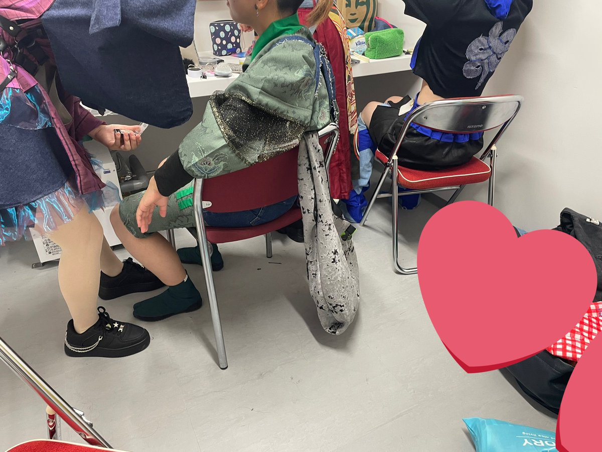 IdolKcua's tweet image. ◆おはようございます💃本日です✨
準備中のアイドルと
MAMIちゃんのファンサが💛💛👀
『♯colorcode 』  
【日程】 11/2 ㈯
【開演】 11:30
【場所】 C棟 6階 多目的ホール
 #京芸  #京芸IDOLGROUP