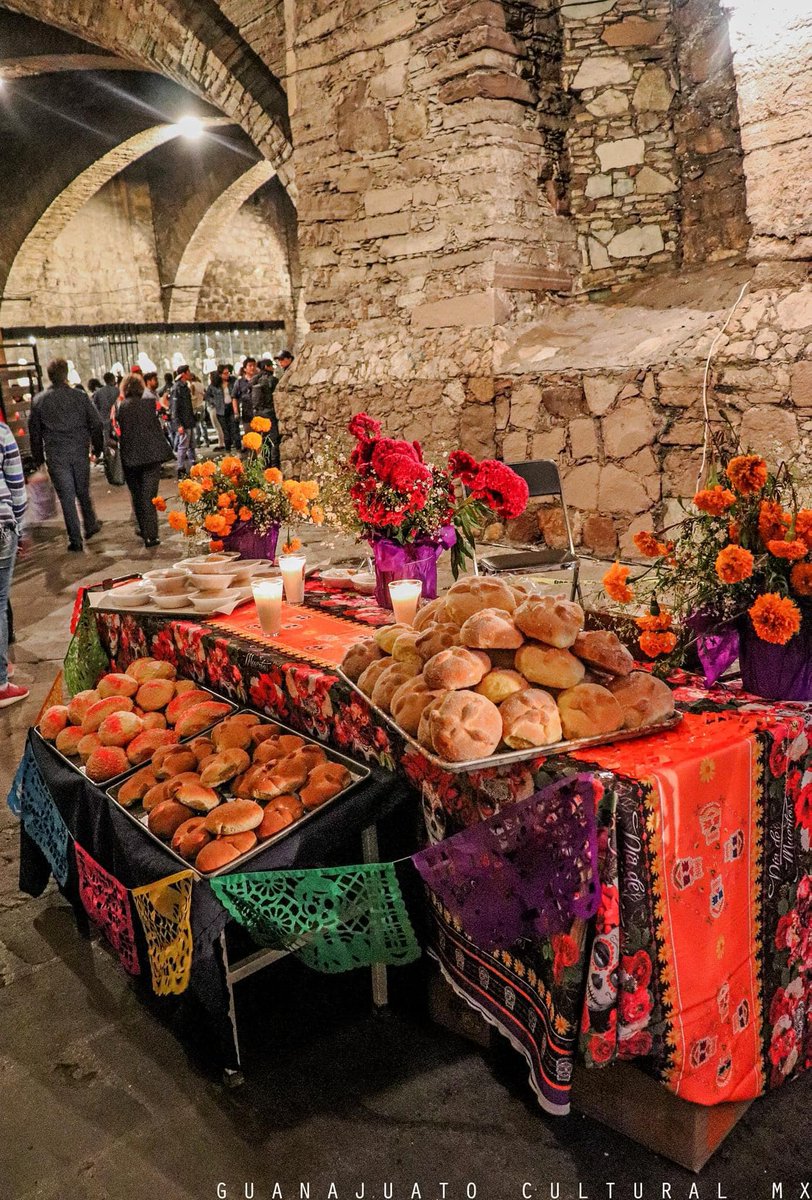 christianrg01's tweet photo. El festival de día de muertos en Guanajuato es un claro ejemplo de cómo esta festividad se ha vuelto un producto de consumo, algo "instagrameable".  

Este proceso se evidencia en la adopción de elementos panculturales nacionalistas que no son propios de la región https://t.co/UygZCqTQu6