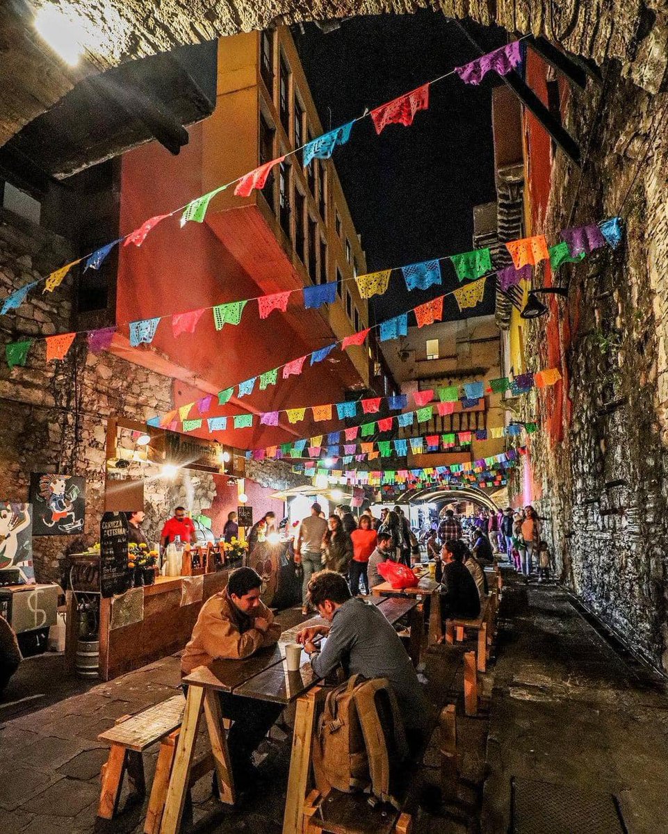 christianrg01's tweet photo. El festival de día de muertos en Guanajuato es un claro ejemplo de cómo esta festividad se ha vuelto un producto de consumo, algo "instagrameable".  

Este proceso se evidencia en la adopción de elementos panculturales nacionalistas que no son propios de la región https://t.co/UygZCqTQu6