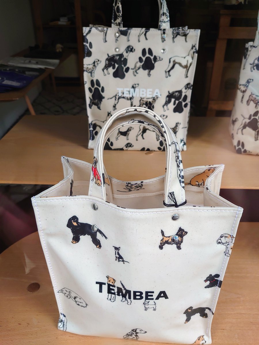batajan's tweet image. お屋敷への通勤途中にある #TEMBEA Tokyo（渋谷区神宮前1-1-12）今朝も前を通ったら、昨日の #犬の日 からDOG FAIRとやらを開催中で、ワンコ柄のトートバッグがまた店頭にいっぱい並んでた。カワイイ！ 仕事帰りに寄って買っちゃうかもな…
blog.torso-design.com/2024/10/26/dog…