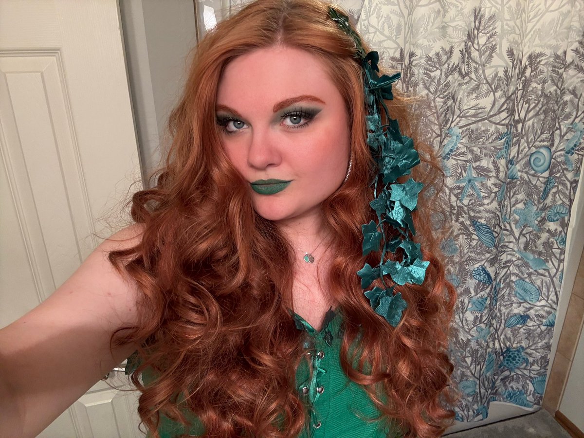 zoeytruran's tweet photo. Poison Ivy 💚 https://t.co/C5Ie0UNh9i