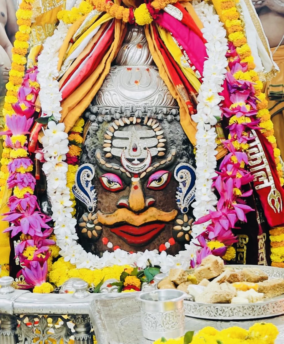 जय श्री महाकाल ❤️ 🕉️🙏 दिनांक 02-11-2024 ( शनिवार ) को ज्योतिर्लिङ्ग  श्री महाकालेश्वर जी का प्रातः 04:00 बजे भस्मआरती श्रृंगार दर्शन।
