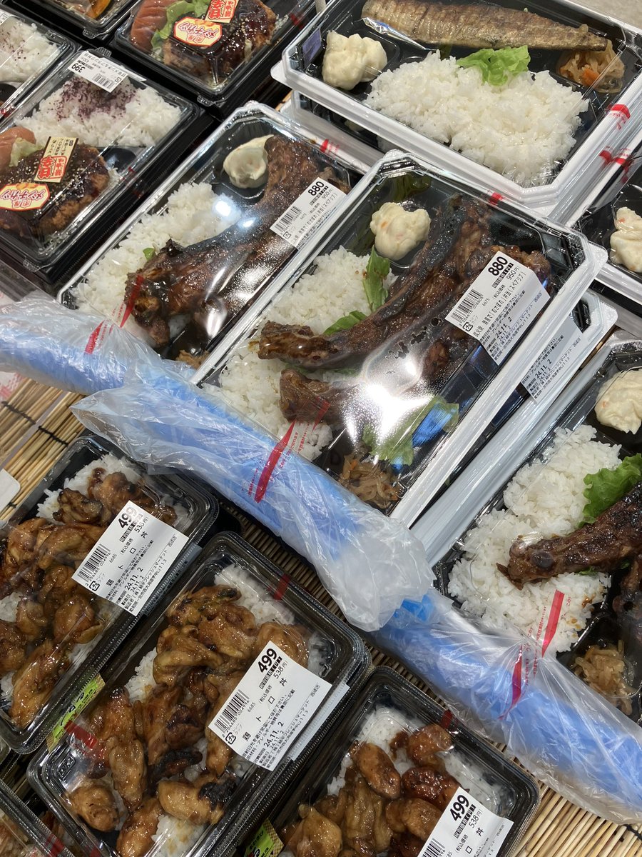 wf_west2015's tweet photo. 本日炭火焼き弁当販売！鶏トロ丼　無言でむさぼれ弁当　さばびあーんの3種類 https://t.co/G3YQAaXNAx