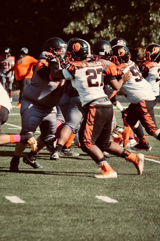 AJWallace_27's tweet photo. Big plays start with solid blocks! Proud to protect my team and open up the field. It’s not always the spotlight, but blocking makes the difference! 🛡️🏈 #TrenchesWork #TeamFirst #BlockingMachine https://t.co/VxY8TFpeoB