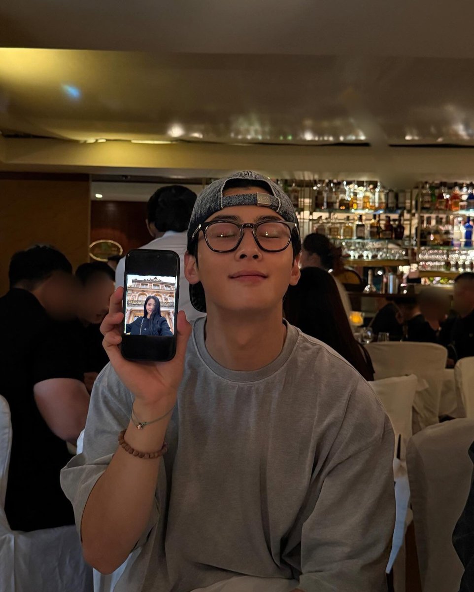 CHAEUNHWOO's tweet photo. I bring you with me inside my pocket. Time to show the world, how pretty my woman and I am indeed the luckiest guy. https://t.co/b41yfIovt8