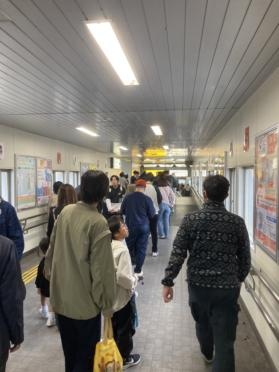 fujitapyon's tweet photo. JR米原駅で待機中
この後、11:10分運転再開 https://t.co/b359ErsItE