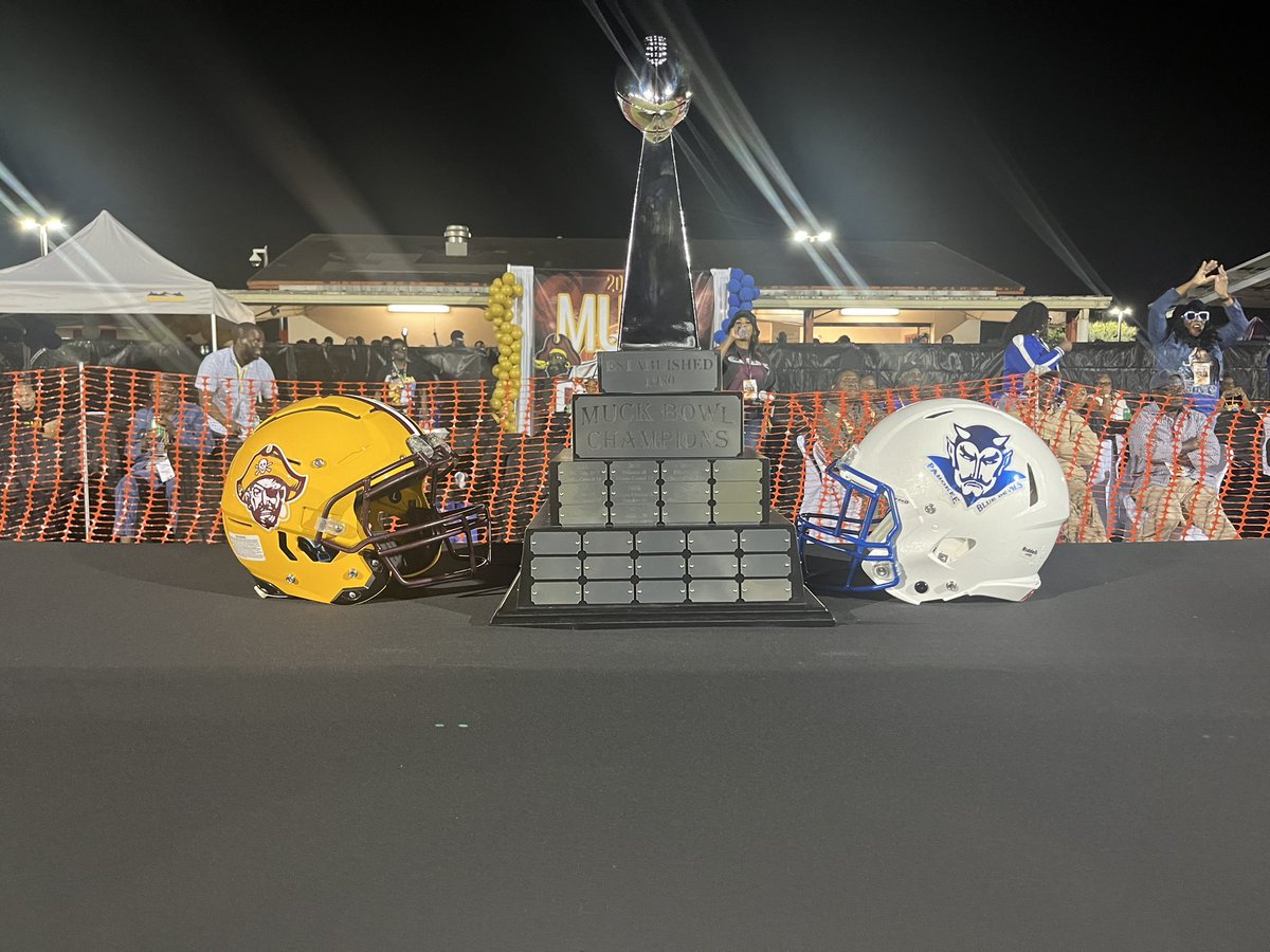 j13wake's tweet photo. The Muck Bowl 🐇 Great matchup and electric atmosphere out in Belle Glade 
@KeiserFootball looking for future Seahawks from the muck! @Omar_Haugabook @PahokeeFootball https://t.co/v8CfqHWESe
