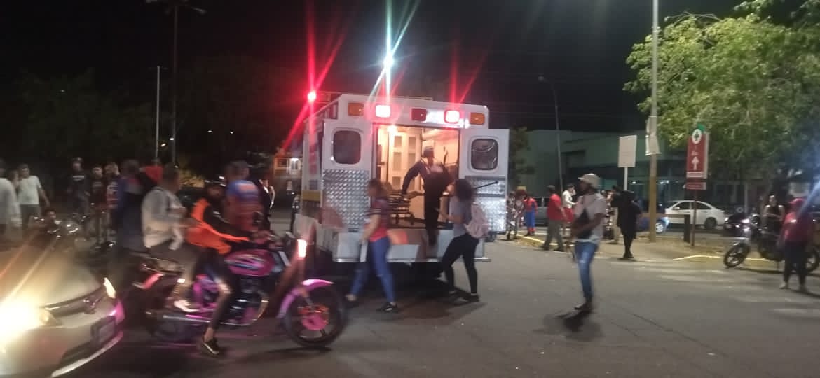 segobolivar's tweet photo. Ambos lesionados fueron estabilizados y trasladados hasta el Hospital Uyapar.

Nuestra misión es ayudar 🚑⚕️🏥 https://t.co/5VlKAqgCvQ