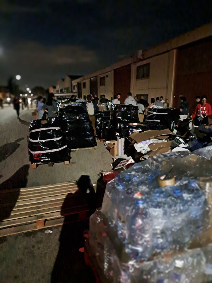 RenaceRed's tweet photo. 📢 #Renace #2Nov 🇪🇸#España 📽️#EnVideo  Miles de voluntarios llegan a Valencia, España para ayudar en las labores de limpieza, rescate, y distribución de alimentos. La situación es crítica por las inundaciones , gobierno decretó 3 días de luto. https://t.co/yCQYk3Wmge