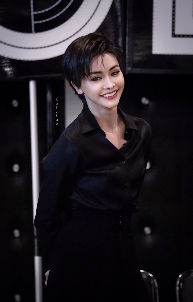 killbluu's tweet photo. อีกเรื่องที่อฟควรจะแมสคือเรื่องแฟชั่นการแต่งตัวอะ ชีทำให้เห็นว่าแฟชั่นไม่มีเพศสุดๆ นี่จะยกตัวอย่างแค่ลุคเท่ๆ เป็นความเท่ที่ไม่ทิ้งความเซ็กซี่ของตัวเอง หรืออยากจะแต่งบอยก็ไม่แปลกอะไรเพราะมันคือความหลากหลาย และที่เห็นหล่อเท่คือมาจากอินเนอร์ทั้งนั้น https://t.co/c0oGDc8apo