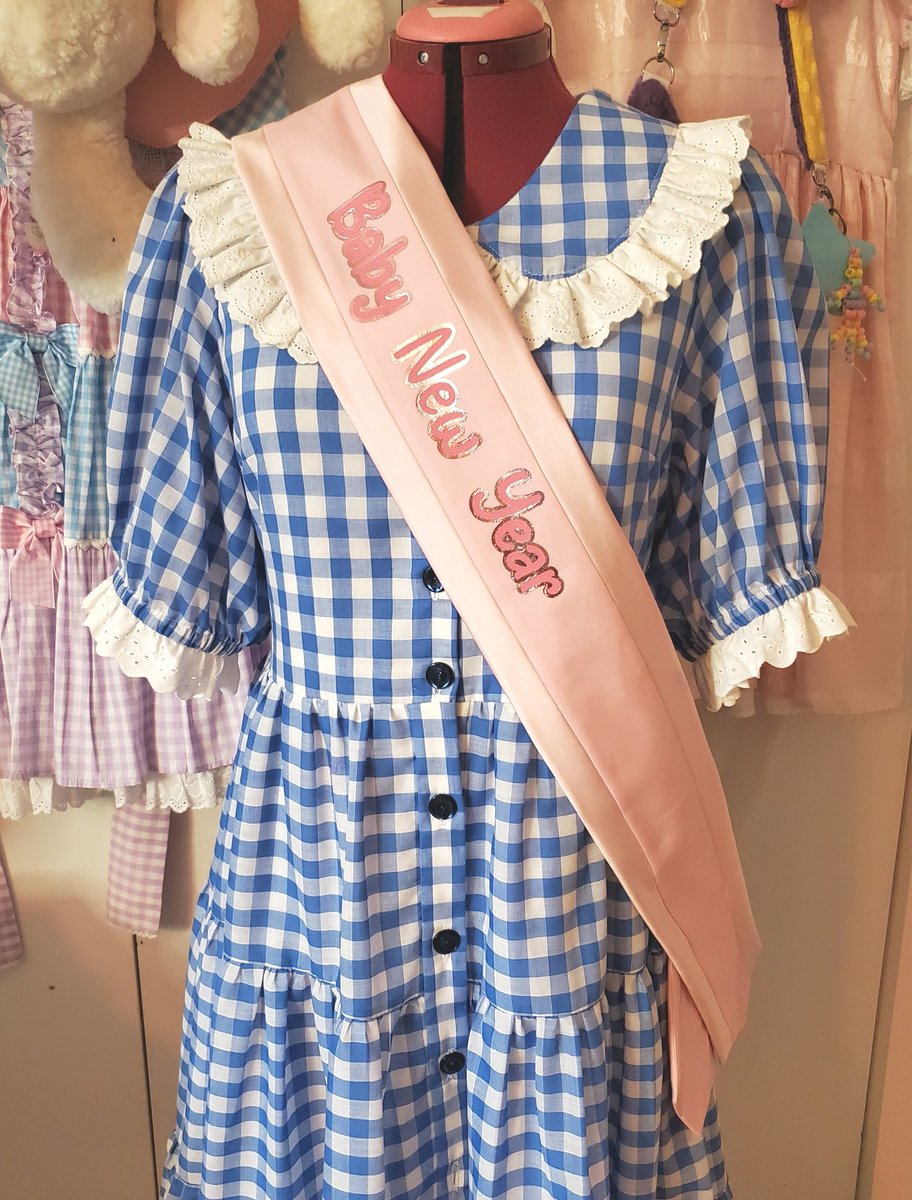 Have you thought about your New Years outfit yet? Oh right of course--it's a diaper, sash, and top hat, duh.
I'm opening 10 slots for custom sashes!
Order period is Nov 1 - Nov 21. Shipping will be complete by Dec 6, so your sash arrives in time.
ORDER: forms.gle/RoBrjfdDFJkt4D…