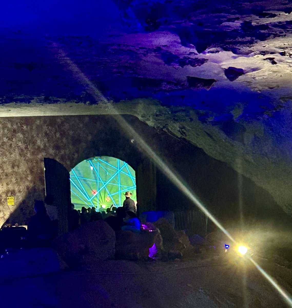 disco_rojava's tweet image. a cowboy stares into the abyss