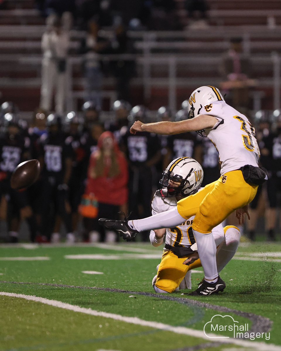 marshallimg's tweet photo. @WoodfordFBall beats Ballard  27-24 in OT! Defense got a big INT and Logan Ford kicks a FG for the win! https://t.co/K6i1xhWSqI