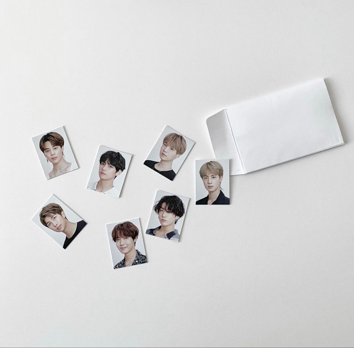artcloudprints's tweet photo. freebie or bentable idea for your fan event! 🤔

1x1 and 2x2 photo prints  
price starts at ₱1 each!

note: we use the same quality of photo paper as photo studios 🫣 

feel free to dm us!

*photos are grabbed from pinterest for inspo only https://t.co/ZJN0A2u2hK