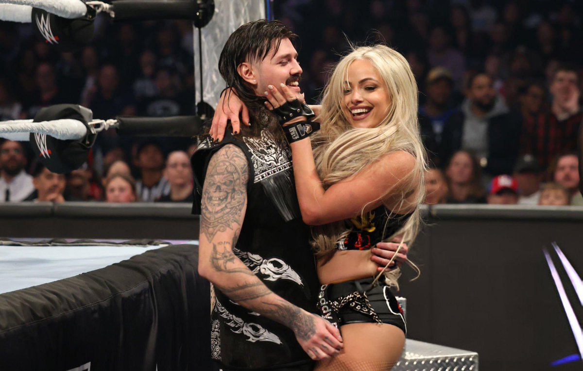 batmiki96's tweet photo. Iconic! #LivMorgan #DominikMysterio #livdom #chmapion #wwe #SmackDown @WWE https://t.co/ysDVyDnQdE