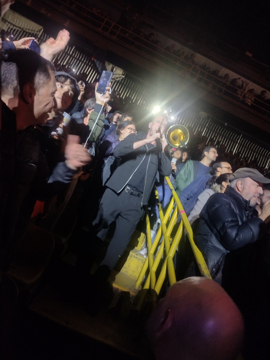 Camo__Oficial's tweet photo. Hijueputa.. no lo puedo creer lo que acaba de pasar en el concierto de Sir @PaulMcCartney .

3 tipos, músicos,  de la banda de Paul... uno con saxo, trombón.. trompeta 🎺 acaban de tocar al lado mío... 

Nunca había visto esto!

#PaulMcCartneyGotBack https://t.co/YRIFwixWnN