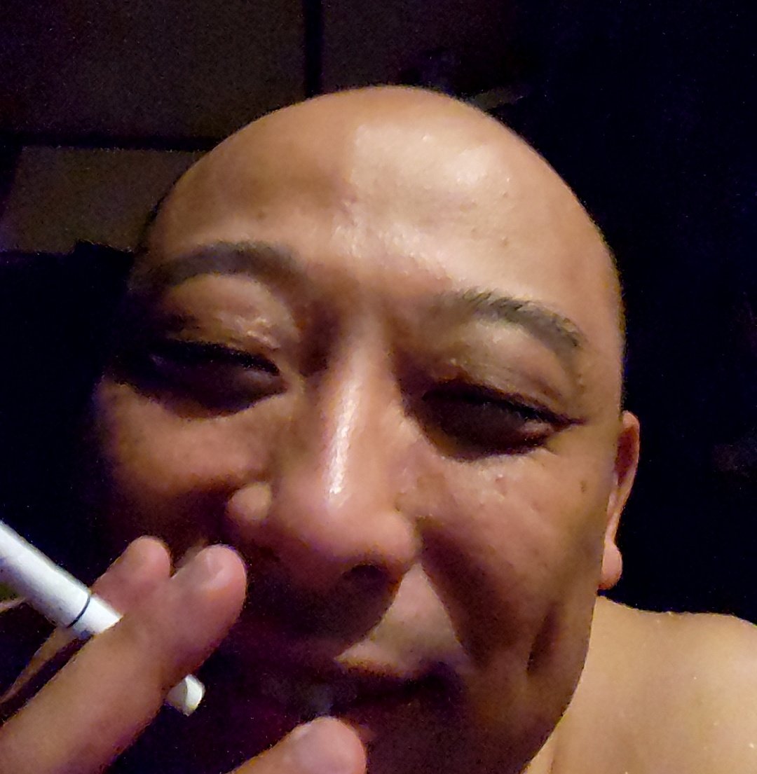 今39才で

30才からタバコ吸い始めたけど

絶対タバコ吸う人生の方が豊かだと思います！

彩りのレベルが違います！

吸う人生の方が幸福ー！

だから、タバコの料金2倍になってもいいから
喫煙所1，5倍くらいに増やしてー！

頼んますー！　

喫煙所のライン少し外でタバコ吸う人は◯していいので