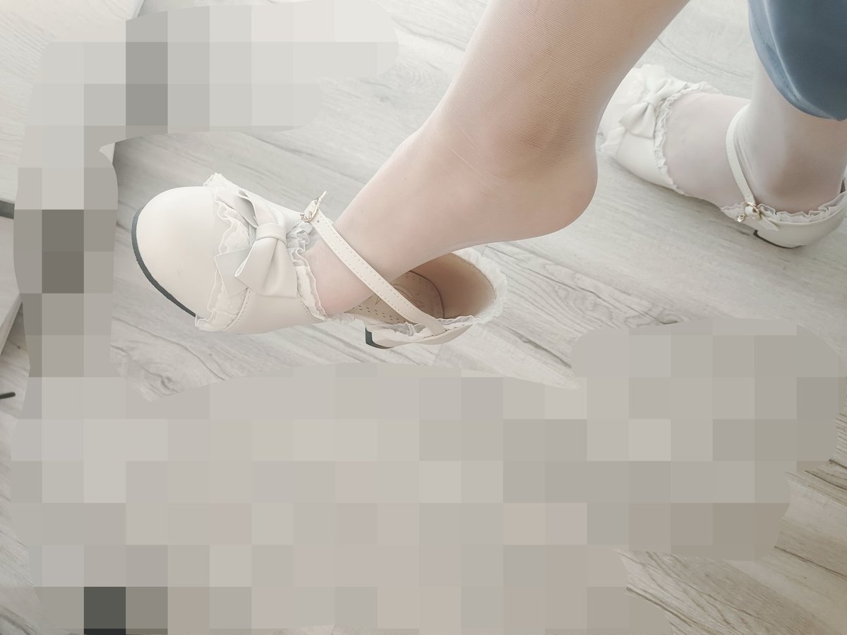 不是这么贱吧？跪好 #伪娘 #带锁 #舔脚