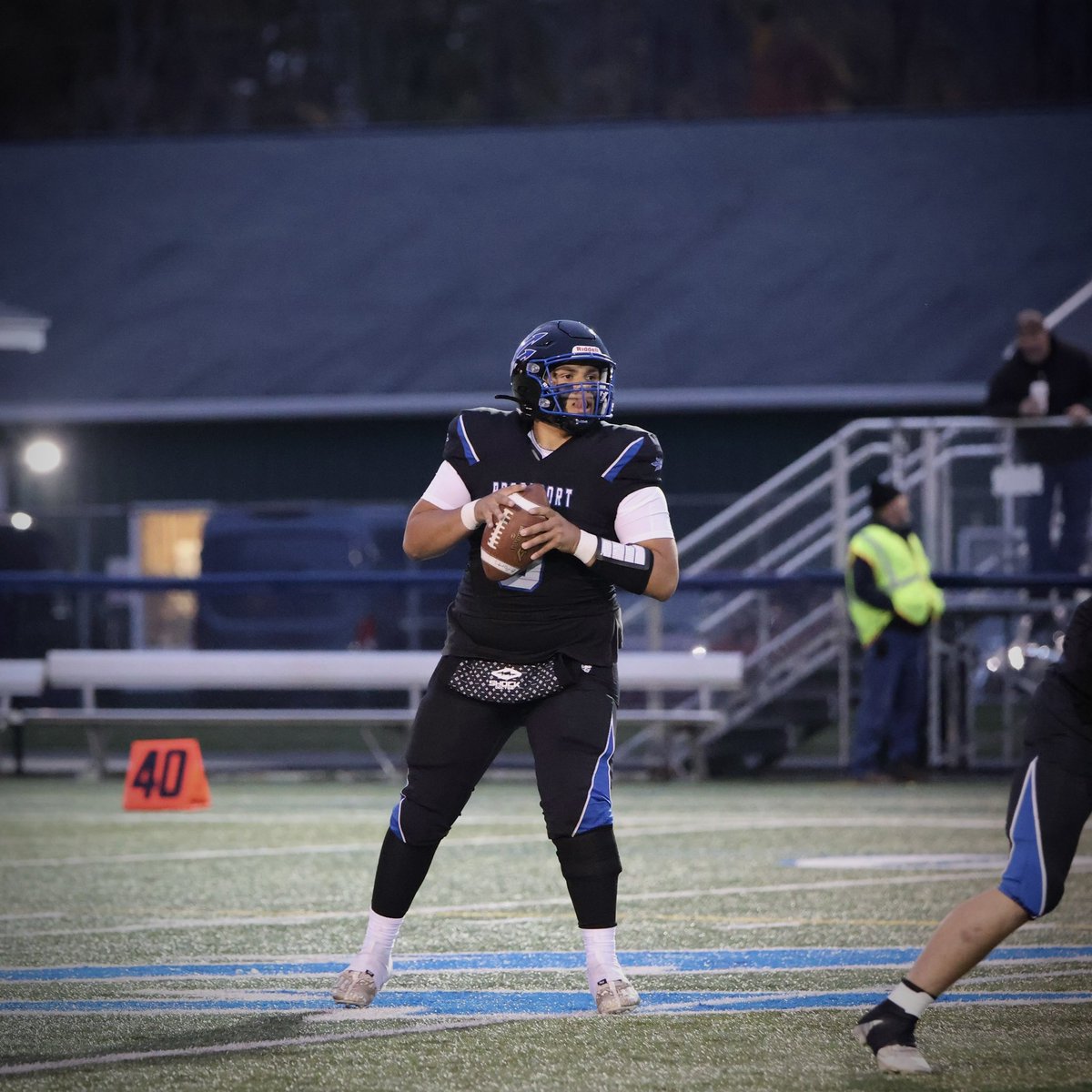 QB Landon Scott leads the Blue Devils to their huge upset win tonight!

Passing:  15/20 w/ 2 TDs for 301 yards
Rushing: 15 carries for 79 yards and 4 TDs 

Great game young man 💪

<a href="/SecVFootball/">Section V Football</a> <a href="/PrimetimeBall_/">Primetime585⭕️</a> <a href="/thadbrown7/">Thad Brown</a> <a href="/PickinSplinters/">Paul Gotham</a> <a href="/AJFeldmanTV/">AJ Feldman</a>