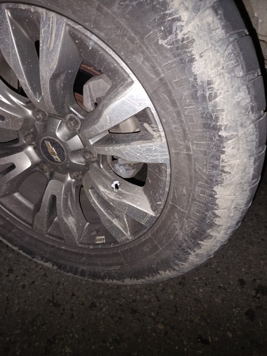 YinerQuiguantar's tweet photo. #ATENCIÓN El ejército Nacional acaba de disparar al grupo de protección con el que nos movilizabamos hacia la ciudad de Neiva.
A las 9:00 pm en el municipio de la Plata.
@petrogustavo https://t.co/Xj4VZOMnUZ