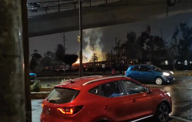 #UltimaHora | Corto circuito provocó una explosión muy cañona y un conato de incendio en el Tren Suburbano 🤯  Fue a las afueras de la estación Cuautitlán y el servicio desde Lechería quedó suspendido hasta nuevo aviso 🚅 

Las y los pasajeros que iban en el tren fueron
