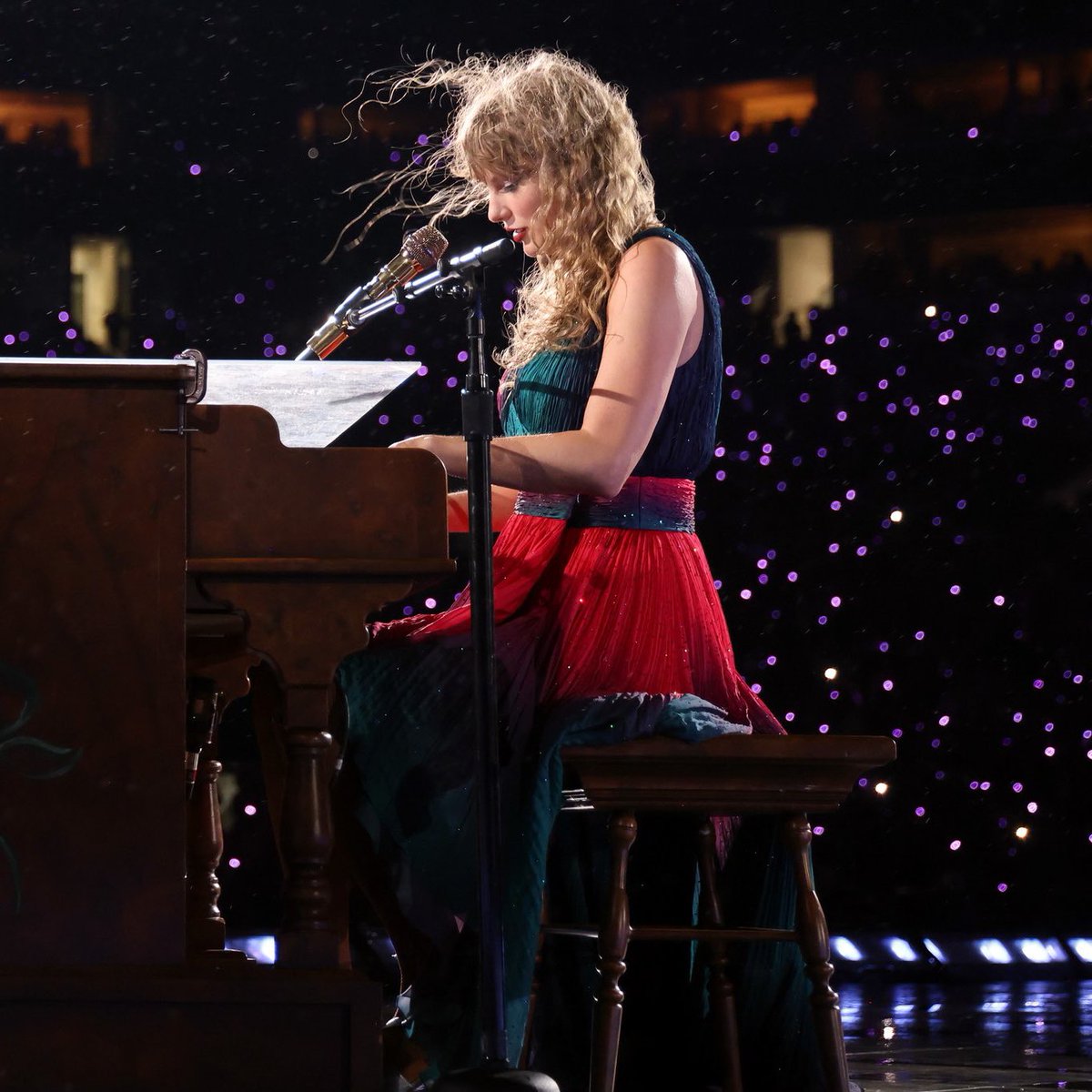 tswifterastour's tweet photo. 🚨| TAYLOR SWIFT PERFORMS A MASHUP OF "Cold As You" and "exile" FOR THE ERAS TOUR IN INDIANAPOLIS! #IndyTSTheErasTour https://t.co/p2D8vx6dNl