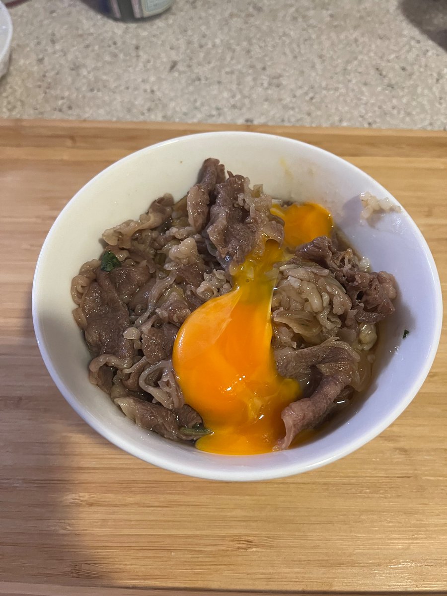 bineko16's tweet photo. お肉届きました！
子どもと一緒に牛丼を作りました！
玉ねぎを切ると目が痛いことに気づいてくれたり、「あくってどれ？」とレシピの細かいところまで配慮したり、調理過程も楽しんでくれました！
味は？「おいしいっ！」

　　#WELBOX
　　#福利厚生
　　#WakeAi
　　#フードバンク
　　@wakeai_net https://t.co/YigHVcWqo7