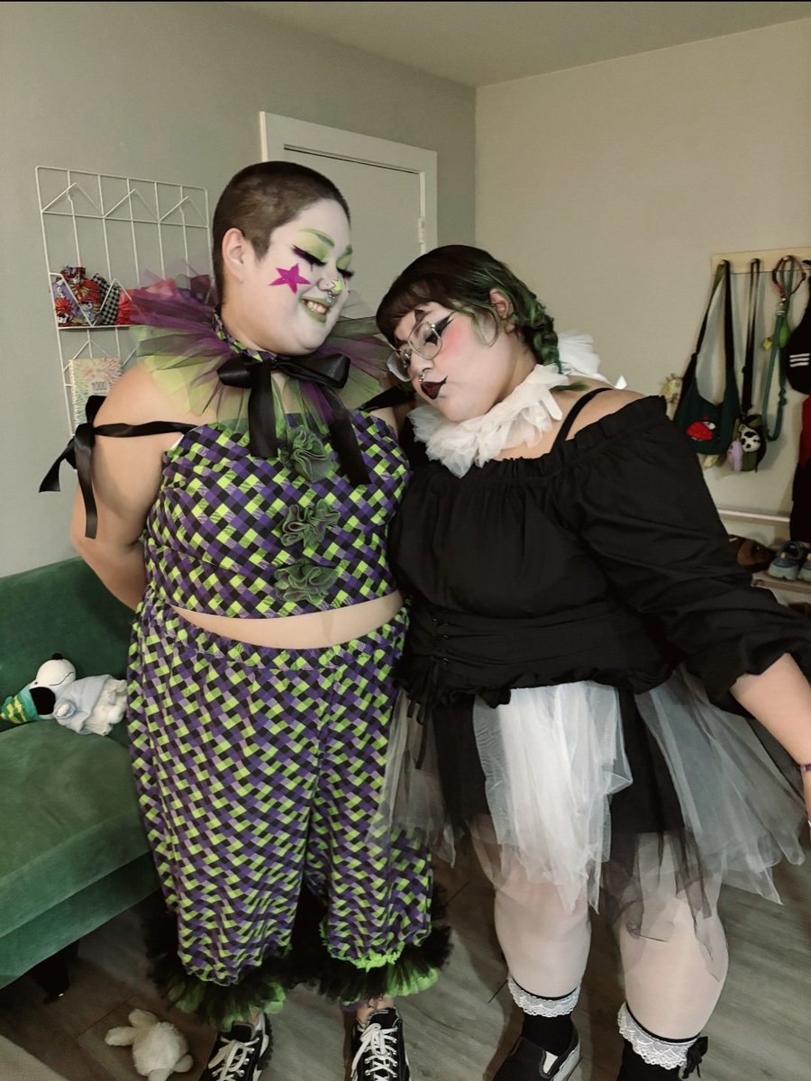 brendabyun's tweet photo. late halloween post but here's my gf n I as clowns this yr 🖤🖤🖤(⁠◍⁠•⁠ᴗ⁠•⁠◍⁠)⁠✧⁠*⁠。 https://t.co/hdxxttMWHy