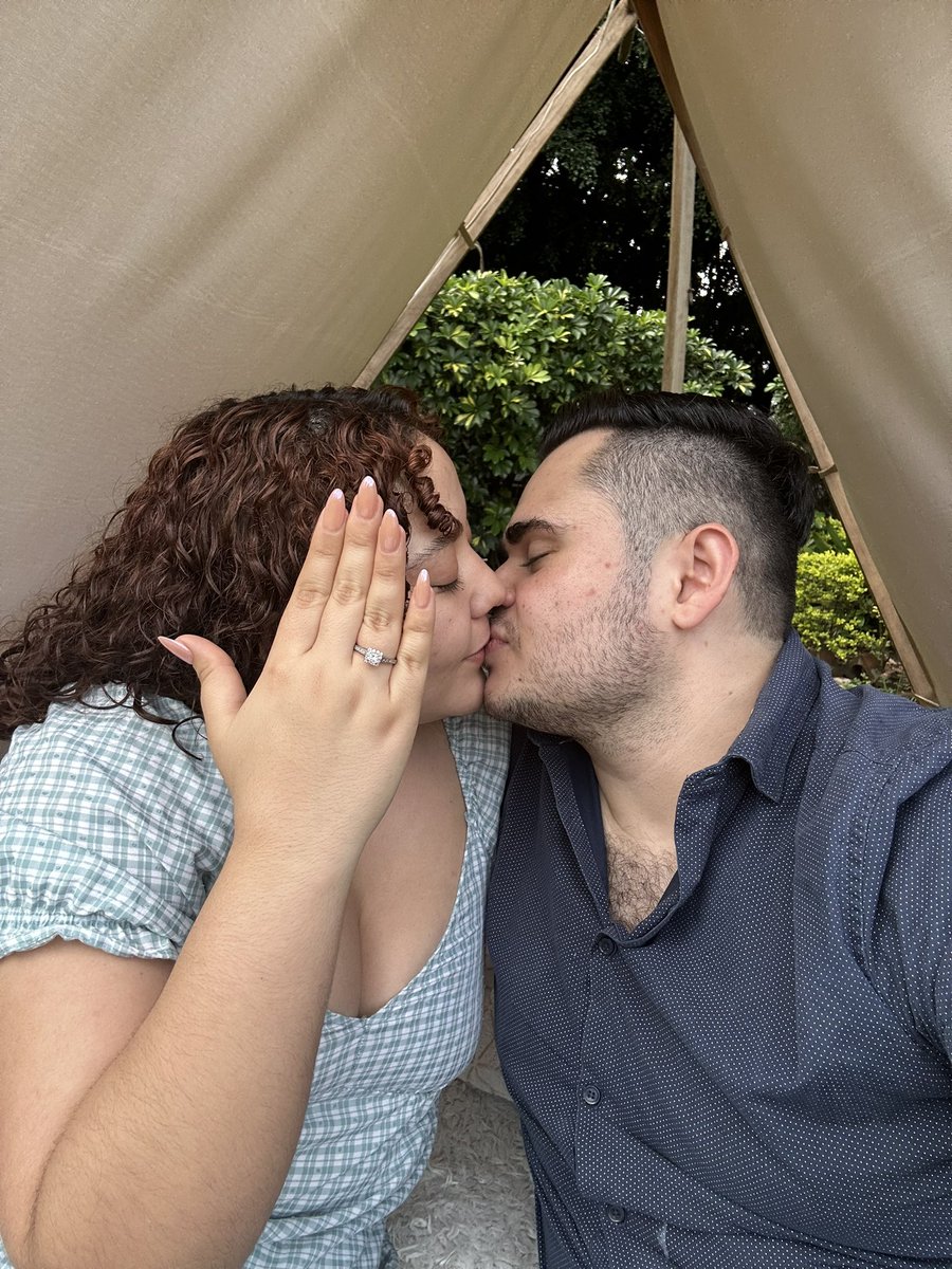 _nane23's tweet photo. La sorpresa es: ME CASO CON EL HOMBRE DE MIS SUEÑOS Y ORACIONES😭💍 https://t.co/X0VATIKJLx