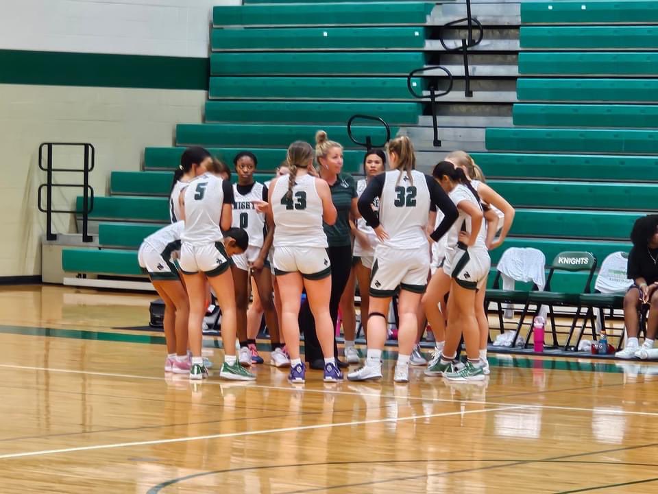 GigiReddinger's tweet photo. First HS basketball game! Win!! Go clear Falls Lady Knights! Thank you Coach Graves and Coach German!!! 💚⚔️🖤🏀
#cfhs #ladyknightsbasketball #freshmansquad #inmybasketballera #gmoney #defygravity #walktalltalksmallplayball #swoosh https://t.co/OctAxK7ykX