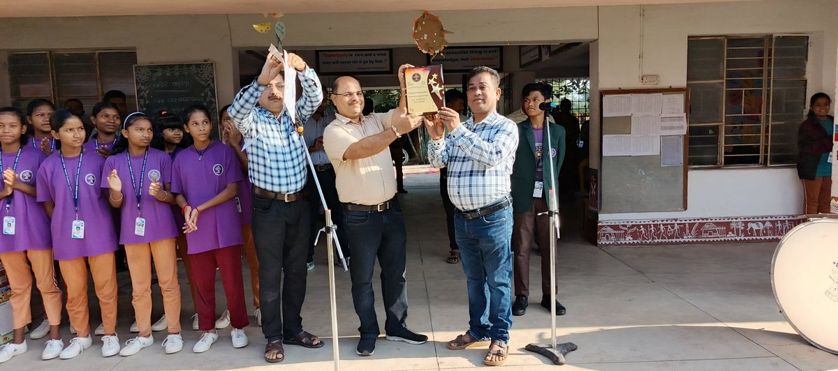 emrsranki174400's tweet photo. Proud Moment for EMRS Ranki! Our computer teacher, Mr. Chittaranjan Swain, receives Proactive Teacher Award at Amazon Future Engineer Program in New Delhi! Kudos to our students who participated & made us shine! #AmazonFutureEngineer#ProactiveTeacher #EMRSRanki #StudentAchievers https://t.co/O7COCDlR7K