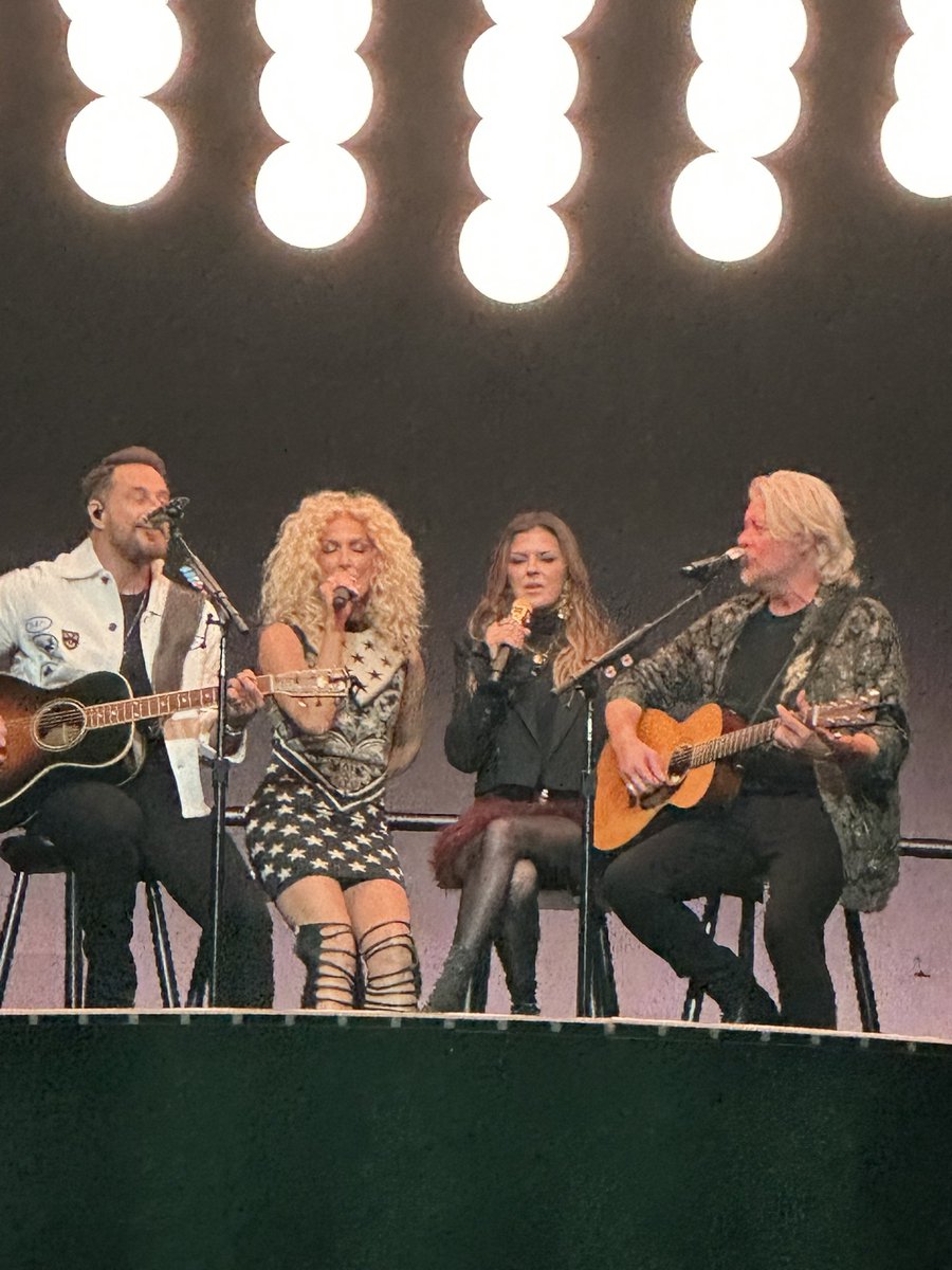 AmyRispoli's tweet photo. @littlebigtown What an amaaaazing show in Pittsburgh tonight!!! One of the best performers I’ve ever seen live!!!! 👏👏👏👏❤️ #LoveMeSomeLittleBigTown https://t.co/POktDEX40w