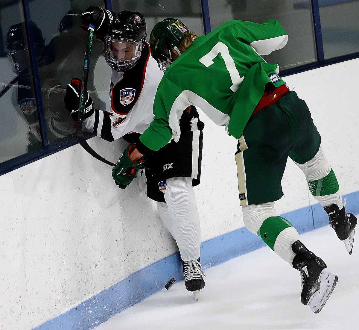 ELPuckOfficial's tweet image. Nate Chorlton @CDH_Raiders, Boden Sampair @HMBoysHockey, and Matt Hauser @rhs_boyshockey all with two points as Minnesota Elite skates past Michigan Development 6-1. Zach Price @MGCrimsonHockey stops 22 for win.
Boxscore: hselitehockey.com/stats#/165/gam…
Photos: zenfolio.page.link/4rfG6