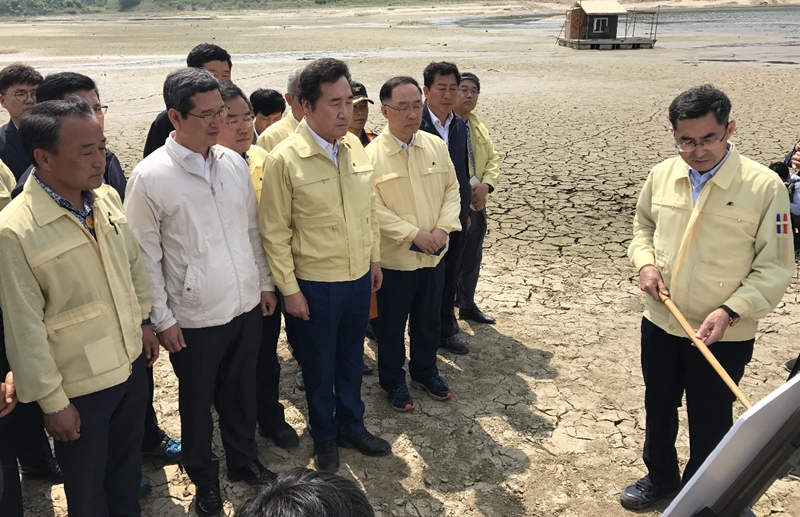 [이낙연 국무총리, 취임 후 첫 행보엔 '민생']

이낙연 국무총리가 취임 직후 첫 민생행보로 가뭄점검에 나서 농촌 지역 저수지와 양수장을 방문해 가뭄 상황을 점검했다.

➤ nyarchives.asia/forum/view/110…
➤ ytn.co.kr/_ln/0101_20170…