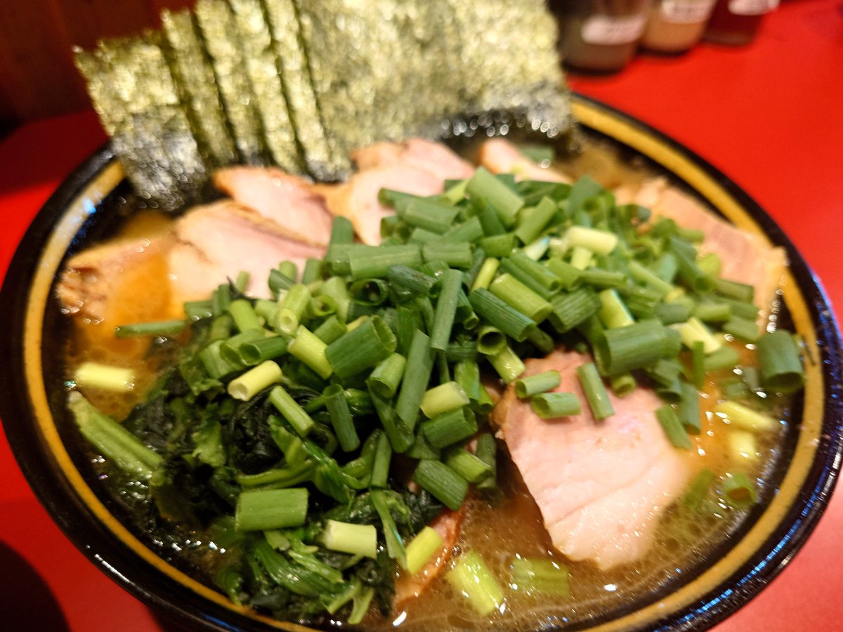 tocchi105's tweet photo. 土曜日の稲葉家です！✌️
豚丼ラッキー🤟
今日は醤油先行のバチッと決まってるスープで、
チャーシューも仕上がってるー😋
なんでこんな美味いのか
誰か教えて？🤔笑
雨の稲葉家も大盛況で、
大将を筆頭に稲葉家の女性は
皆さん良く働きます👍
この気持ちよさが
飲食店のあるべき姿☺️
ご馳走様でした😋 https://t.co/le0ttPOonR
