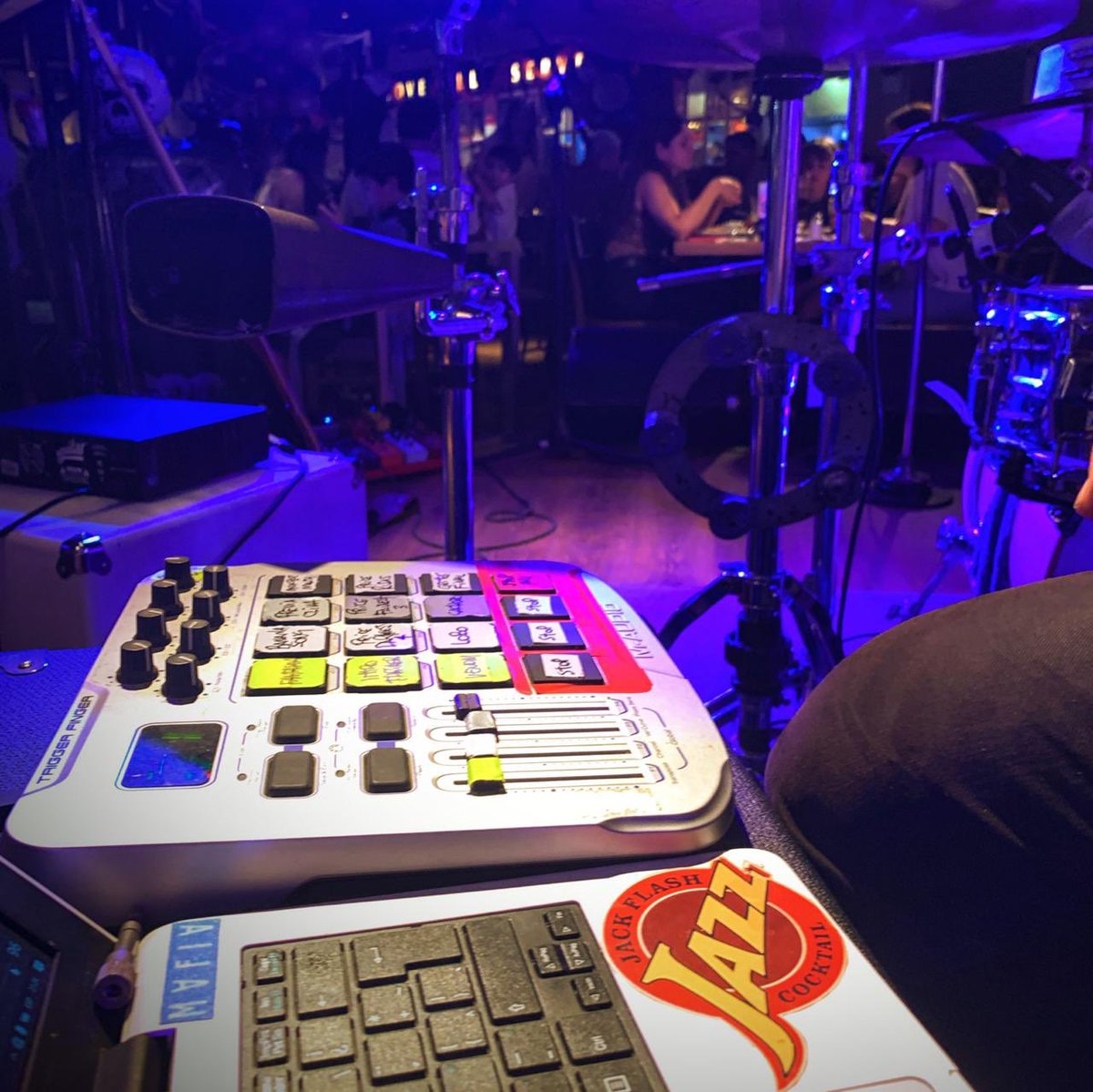 ayer hubo noche de sustos y rock en el <a href="/HardRockCafeBA/">Hard Rock Puerto Madero</a> en puerto madero. en vivo todos los sábados 22:30hs y los antilunes 21hs. los esperamos!!!