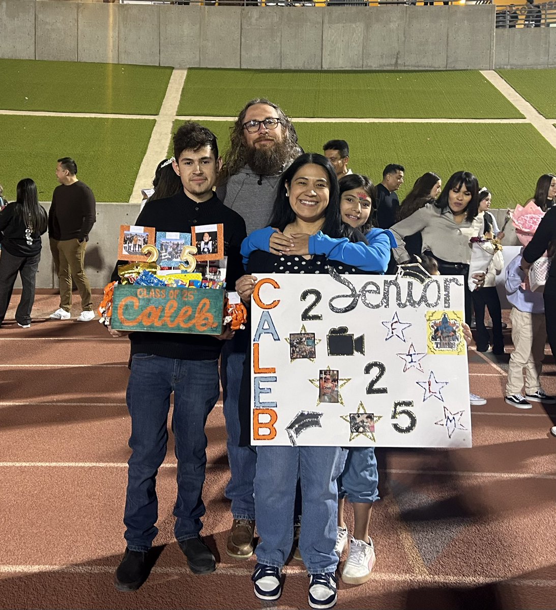 Senior night for Caleb!! 🧑‍🎓🎥🎦
Pebble Hills Audio Video ❤️ #classof2025 #proudparents😁🎉<a href="/theMrHall_AHS/">Christopher Hall</a>