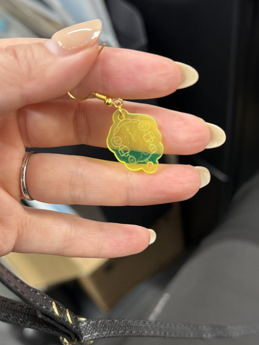 dronepawife's tweet photo. ばばちんさんが作ってくれたぁぁああ♡
新レーザーカッター?を導入したんだって☺️

11/30に川越で公演するんです（告知しなきゃ）
来場者プレゼント🎁
この機会にばばちんさんに依頼してみよーっと✨

@hiramasa1091 

#fifish 
#ピアス
#水中ドローン https://t.co/CMSxe2Dc7O