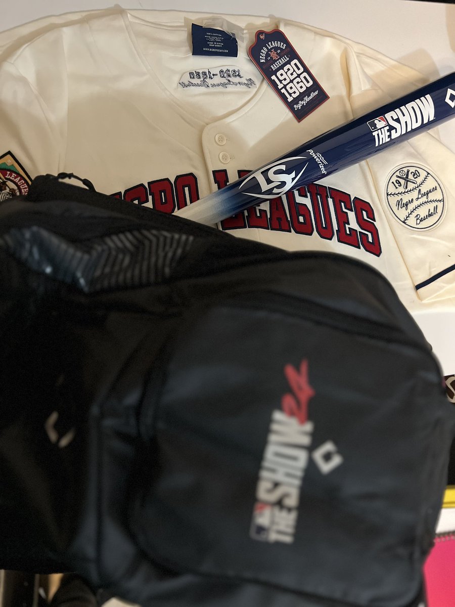 Banditdad_17's tweet image. This has to be by far the coolest thing ever! Thanks so much @MLBTheShow this gift is SICK #MlbTheShow #EvoShield #LouisvilleSlugger #Sheeesh