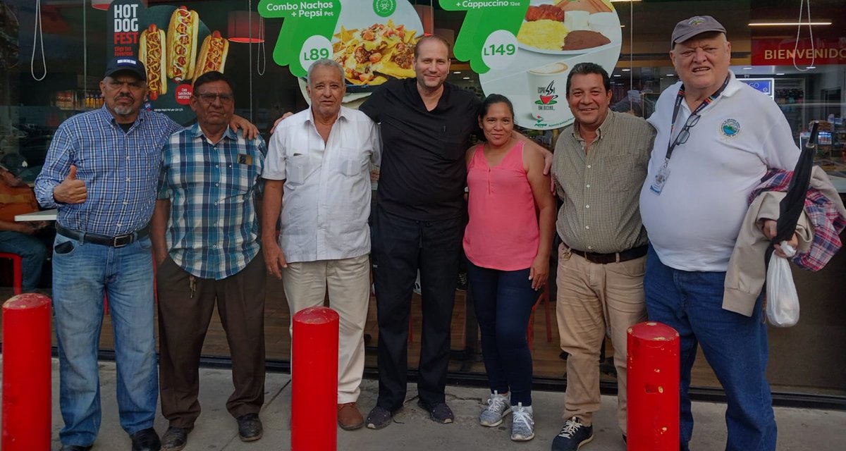 RomanCandidato's tweet photo. Agradezco el apoyo que este día me han ofrecido importantes dirigentes de @PartidoLibre para alcanzar la candidatura en #SanPedroSula. El trabajo organizativo de estos grandes líderes definirá en parte nuestro triunfo. Si Dios y el pueblo lo permiten, seré el próximo alcalde #SPS https://t.co/cOC83w8LRQ