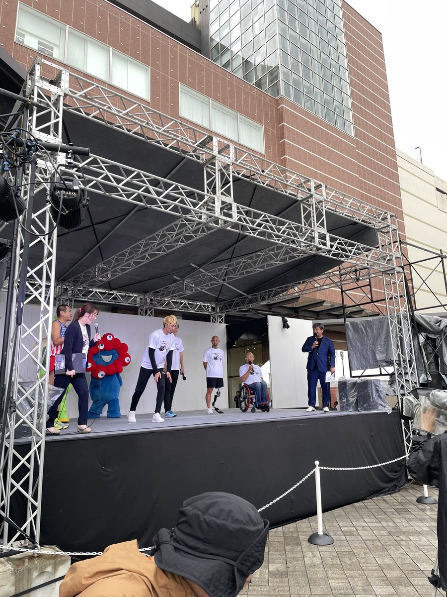 SportsofHeart's tweet photo. 今年も陸上教室には大勢の方がご参加いただきました‼️

雨の日でもできる準備運動や天候に合わせた走り方のコツなど、ためになることが盛りだくさんの藤光謙司さんの陸上教室でした🏃

#スポーツオブハート #soh #soh2024 https://t.co/5BhGIfN8Bw