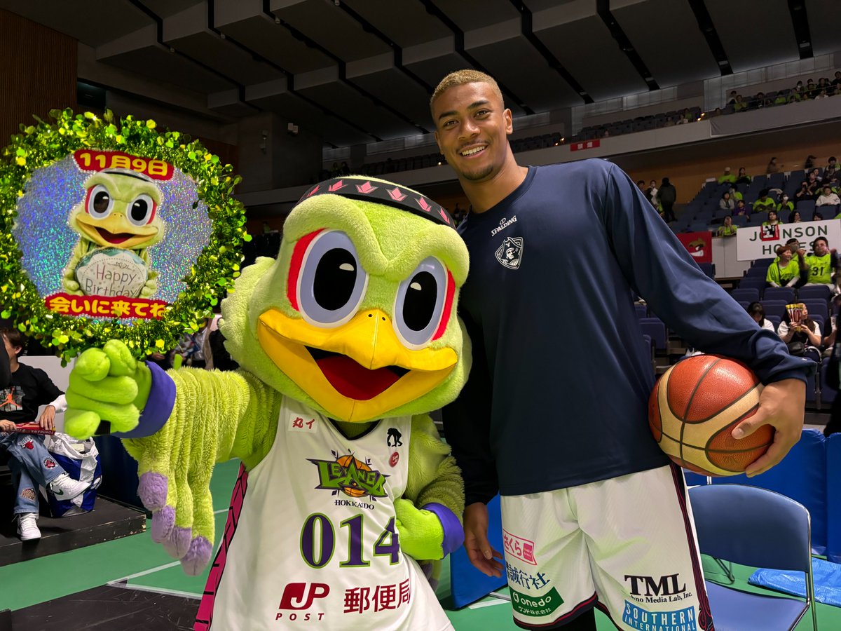 levangakousiki's tweet photo. だんだん、おかえりなさい！

2021-22シーズンより3シーズン #レバンガ北海道 でともに戦った #ナナーダニエル弾 選手が、今日は海賊となって北海きたえーるへ⚓️🌹

レバードがご挨拶すると変わらぬE笑顔で応えてくれました🦜🫶

@b_corsairs @big_danieldan https://t.co/CfnE5ohTxb