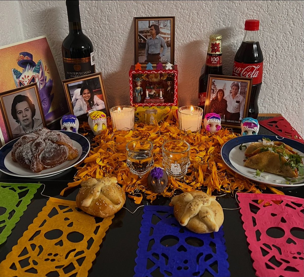 ¡Feliz día de muertos! Que los espíritus de sus familiares y seres queridos encuentren el camino de regreso hasta sus hogares, y podamos volver a estar juntos y recordar lo mucho que los queremos. 📷 te quiero mucho papá, abrazos hasta el cielo, estarías orgulloso de tus hijos