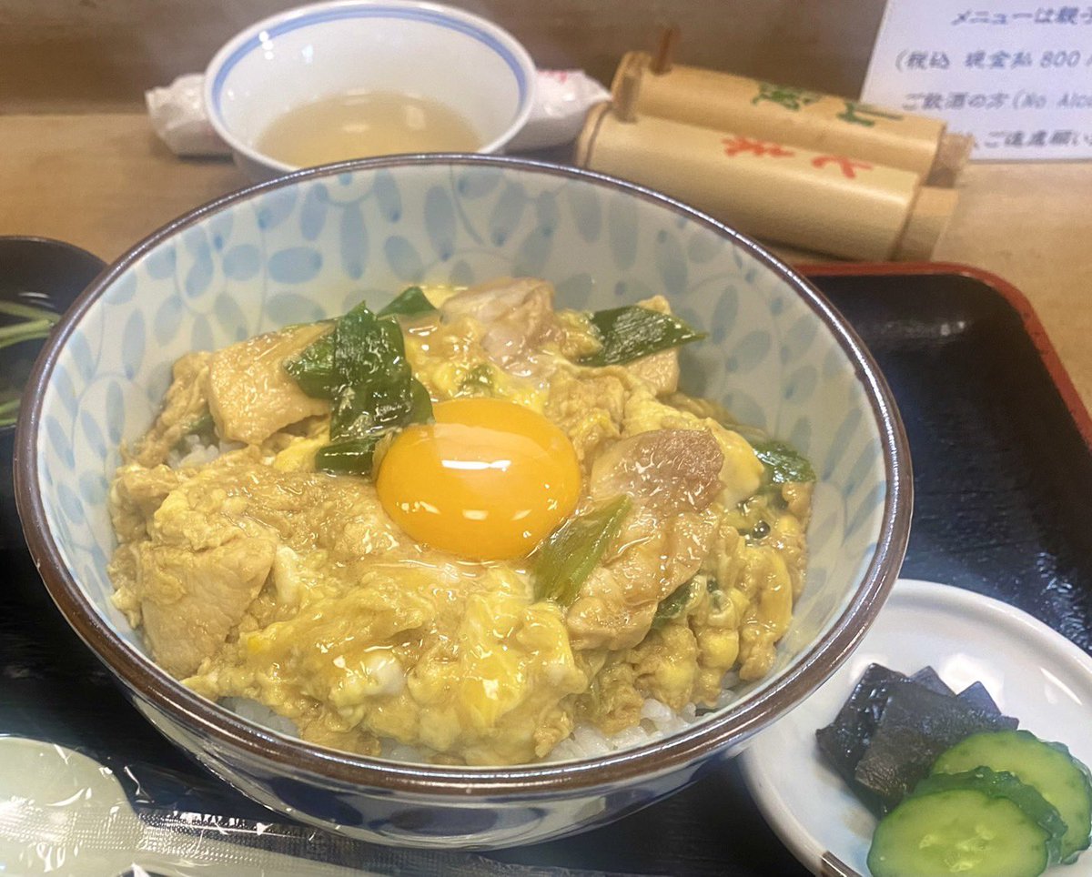 hataoroshi2025's tweet photo. スッポン太郎贋戯曲家日誌
🐓親子丼放浪記🐓その14

祇園四条『とり新』
親子丼：800円

白川筋にある焼き鳥屋さん
昼は親子丼のみ
いやあ、これは美味いわ
外人さん4人組が入ってきて
店主が親子丼のみって英語で説明したら
「オーノー」って帰って行ったよ
美味しいのに（ ;  ; ）

#とり新 #親子丼 https://t.co/huoi4xBwPE