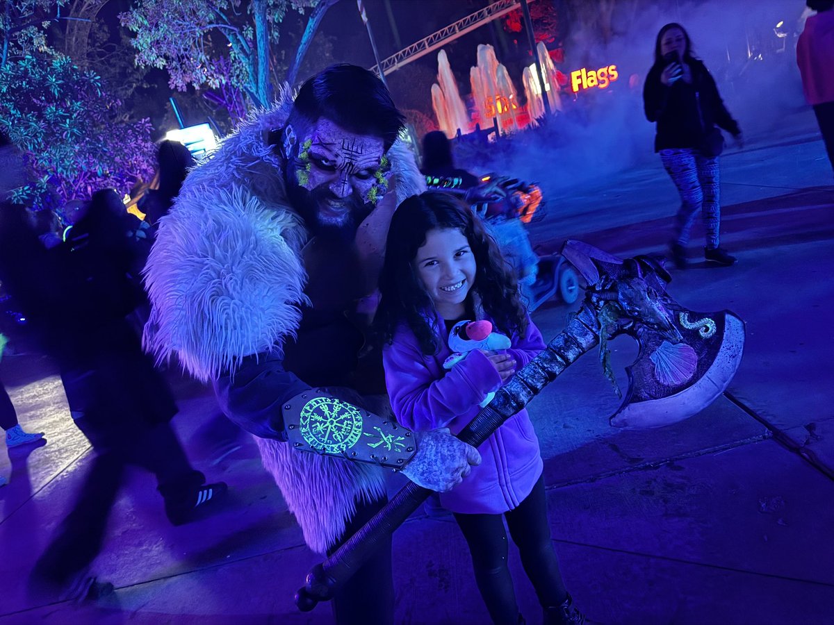 ThemeParkDuo's tweet photo. Can you tell who requested we come back to @SFMagicMountain for one more taste of Halloween with Fright Fest Extreme? #frightfest #frightfestextreme https://t.co/mzanj8DJFb