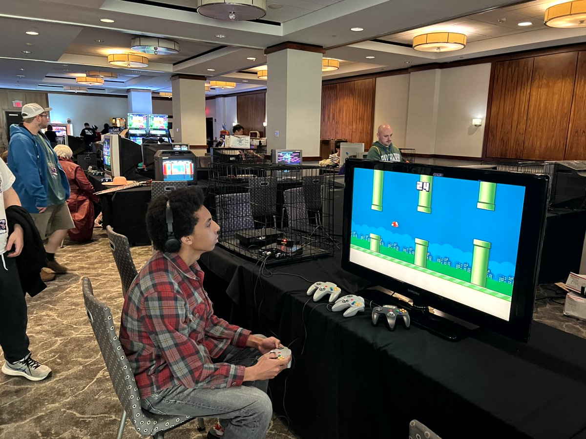 aVideoGameCon's tweet photo. Players tapped and tapped to stay in the air in our Flappy Bird 64 highscore challenge at @DerpyCon 2024. #DerpyCon #DerpyCon2024 #AVideoGameCon #AVGC #VideoGames #FlappyBirds #FlappyBirds64 #FanmadeGames #IndieDev #PortedGames #HomebrewGames #n64 #N64Brew #Fanmade #NJ #NewJersey https://t.co/O776VXex4P