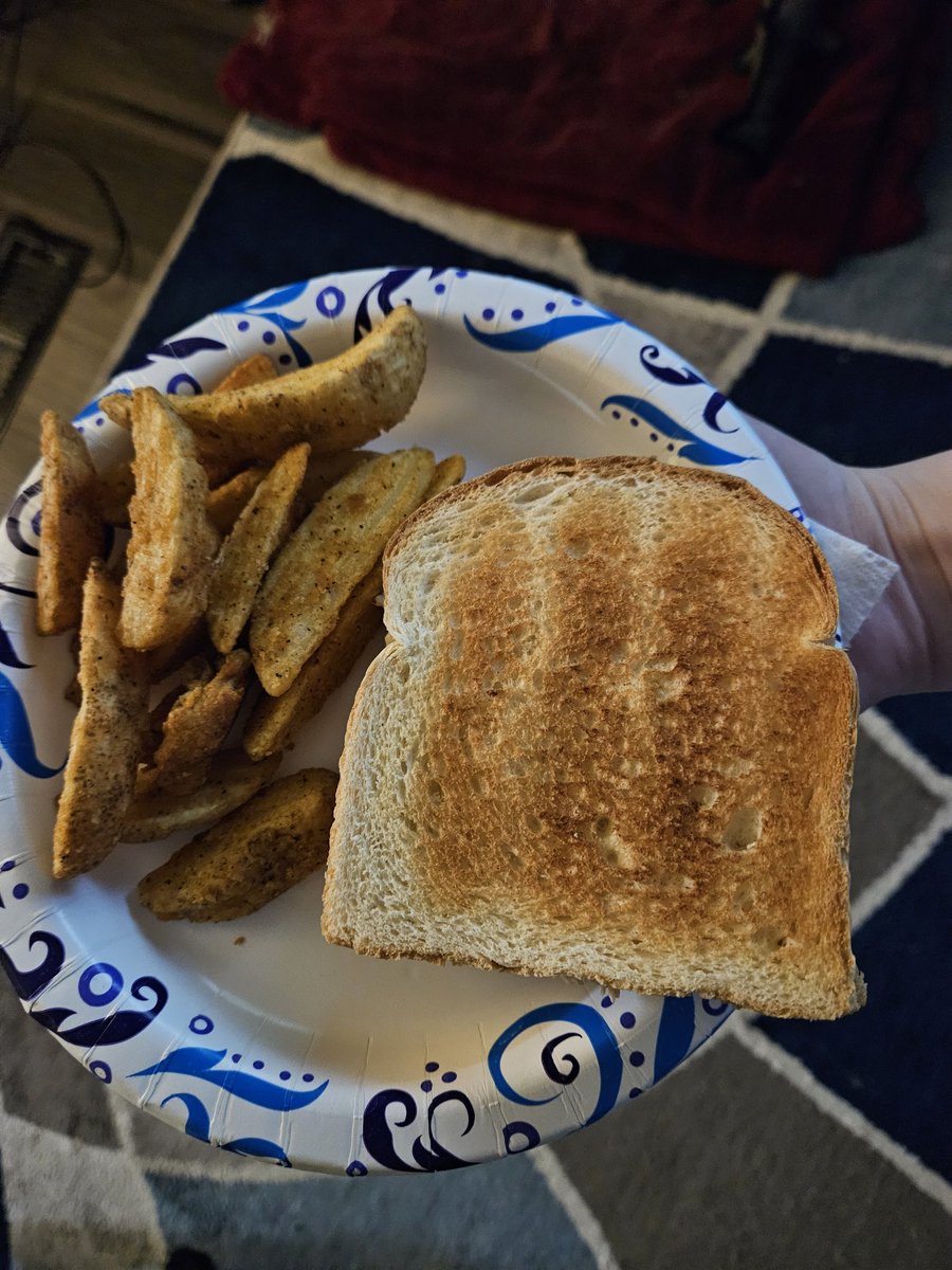 Its_The_Meek's tweet photo. Keeping it simple today with a tuna sandwich and oven fries. 😋 #food https://t.co/AZlzCzfrX8