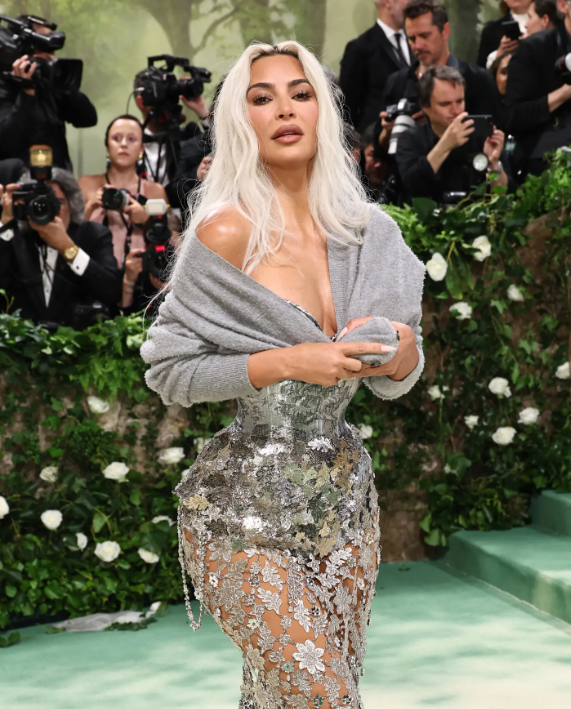 mayaz07271's tweet photo. 🌟 The 2024 Met Gala has arrived, and this year's theme "The Garden of Time" promises a fusion of tech and fashion on the red carpet. Stay tuned for a night of enchanting styles! 💃🌹 https://t.co/8MeXkH4KAP